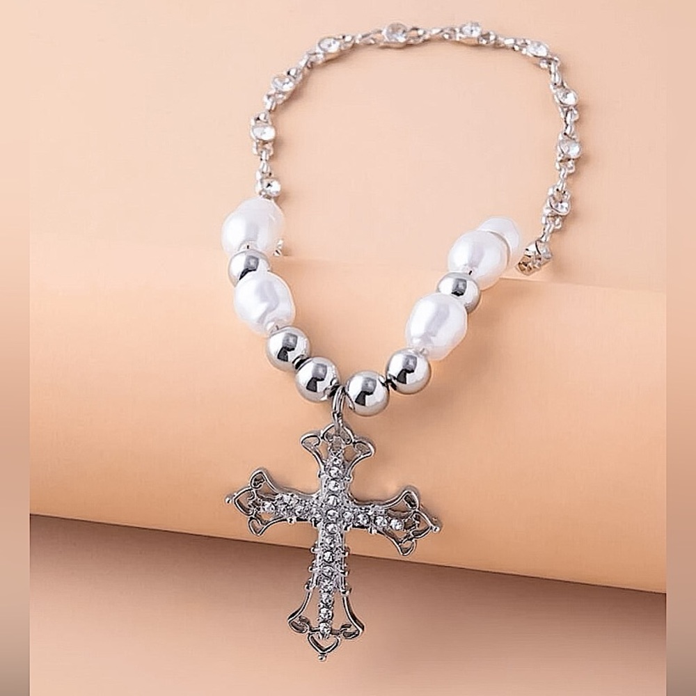 ⚜️𝟯𝟬%𝗢𝗙𝗙 𝗯𝘂𝗻𝗱𝗹𝗲𝘀 𝟯+⚜️ NEW Large Cross Pearl & Rhinestone Necklace - Picture 5 of 13